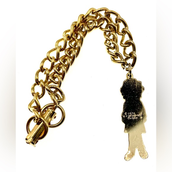 Vintage Signed 1974 Gold Tone Chain Linked Orphan Annie Charm Bracelet - Picture 4 of 6
